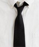 Imagem padrão: camisa social branca com gravata preta